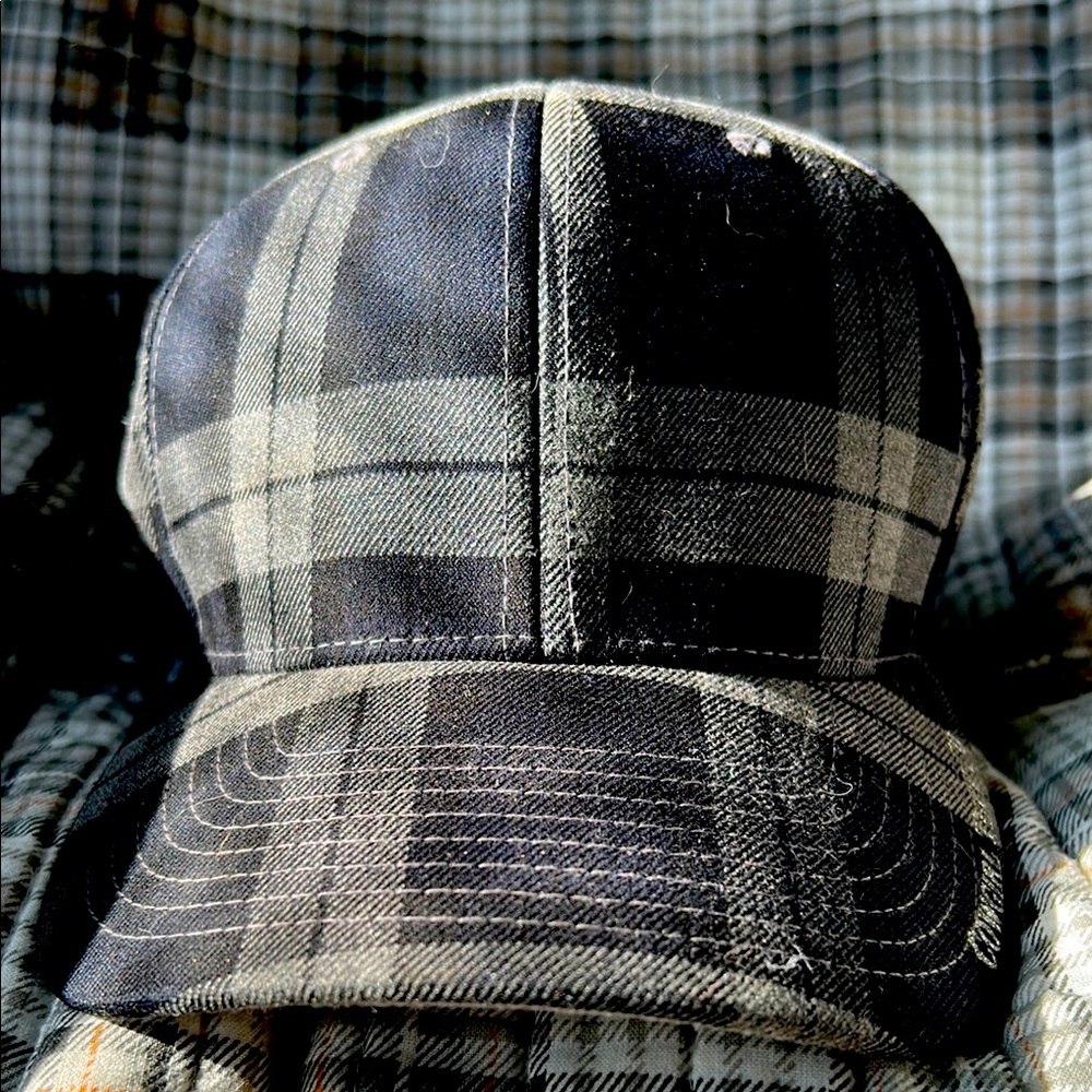 Cowgirl Tuff CO Plaid Black and Gray Flex Cap 
s/m